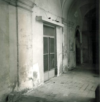 Stato  del porticato prima degli interventi di restauro (foto R.G.Laganà, 1984).