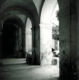 Stato  del porticato prima degli interventi di restauro (foto R.G.Laganà, 1984)