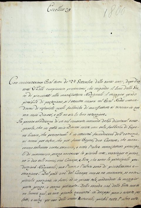 1800 marzo 1, Reggio Calabria
Monsignor Bernardo Maria Cenicola, arcivescovo di Reggio Calabria invia a Giuseppe Zurlo, direttore della Real Segreteria di Stato ed Azienda, le richieste informazioni relative alle «fabbriche di manifatture» esistenti nella Diocesi di Reggio sottolineando la grave crisi economica in atto e lo stato miserevole in cui versa la popolazione
ASDRCB, Monsignor Bernardo M. Cenicola, Atti vari, b. 1, fasc. 4/b
[…] in questa mia Diocesi esiste una sola fabbrica di sapone bianco […], due cartere […] e tutte l’altre manifatture principali di commercio […] restringer si possono a due soli rami, cioè canape, e sete, che sono le principali produzioni Nazionali, ma l’una, e l’altra sono di piccolissima estensione. […] Queste due produzioni nazionali, specialmente quella della seta, che forma la principale, e potrebbe dirsi unica vendita, da cui questi Naturali ritraggono il denaro per soddisfare i pesi fiscali, e comperare i generi di prima necessità, […] sono della particolare paterna benefic’attenzione di Sua Maestà […]: somministrerebbero il sostentamento, e l’opulenza, specialmente al basso popolo, che di presente languisce nella inerzia, e nella miseria […] 