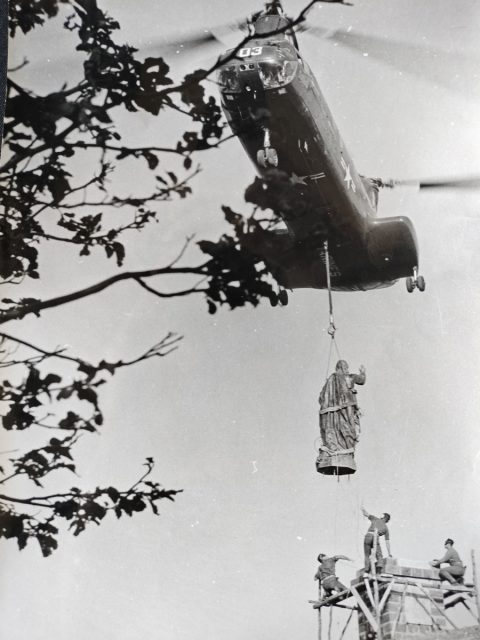 1975 settembre 7, Montalto
Momenti del ricollocamento della statua del Cristo Redentore sulla vetta di Montalto dopo il restauro effettuato dallo scultore reggino Michele Di Raco e della Santa Messa presieduta per l’occasione da monsignor Giovanni Ferro, arcivescovo di Reggio
ASDRCB, Documenti relativi al restauro del Cristo Redentore in Montalto, fondo in fase di riordino