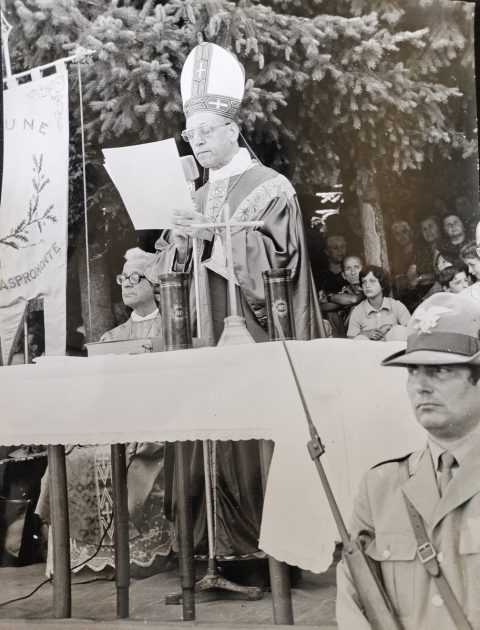 1975 settembre 7, Montalto
Momenti del ricollocamento della statua del Cristo Redentore sulla vetta di Montalto dopo il restauro effettuato dallo scultore reggino Michele Di Raco e della Santa Messa presieduta per l’occasione da monsignor Giovanni Ferro, arcivescovo di Reggio
ASDRCB, Documenti relativi al restauro del Cristo Redentore in Montalto, fondo in fase di riordino