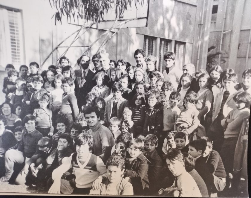 1978, Reggio Calabria
Monsignor Giovanni Ferro, arcivescovo di Reggio, ritratto con i ragazzi di Santa Venere in visita a Reggio Calabria
ASDRCB, Fototeca, vol. 92