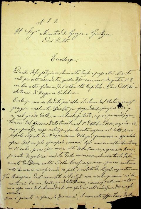 1865 luglio 19, Reggio Calabria
Il Capitolo e il Clero dell’Arcidiocesi di Reggio indirizza una petizione al Ministro di Grazia e Giustizia e dei Culti per sollecitare la fine del lungo esilio di monsignor Mariano Ricciardi, arcivescovo di Reggio.
ASDRCB, Monsignor Mariano Ricciardi, Editti – circolari corrispondenza 1855 – 1871, b. 4, fasc. 4/d fondo in fase di riordino
[…] Eccellenza, non sia tardato più oltre il ritorno del Pastore fra questa greggia anelante! Divelto per forza dalla propria sede, e a mal grado delle sue reiterate proteste, in quei primordj fortunosi del Governo Dittatoriale, al 1° d’ottobre del 1860, senza decreto, senza processo, senza sentenza, fra la costernazione e il lutto di un popolo edificato da cinque anni delle più fervorose e segnalate opere del suo zelo episcopale […]